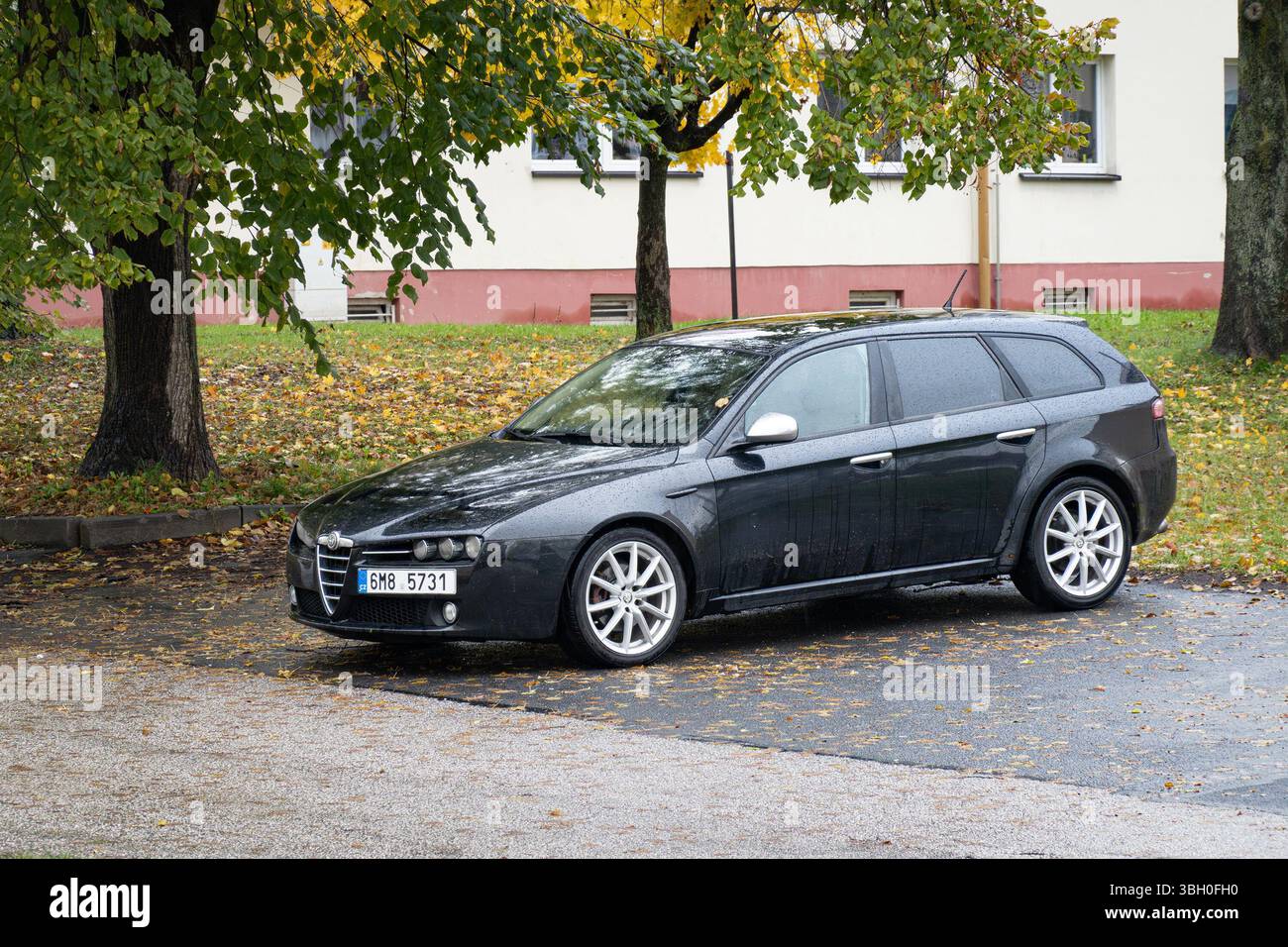 OSTRAVA, TSCHECHIEN - 20. NOVEMBER 2023: Alfa Romeo 159 Sportwagon Parken auf der Straße, Dreiviertelansicht vorne Stockfoto