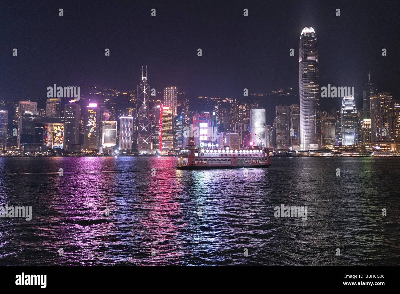 Die unglaubliche Aussicht auf die nächtliche Stadt auf das Licht auf dem Wasser im Victoria Harbour in Hongkong Stockfoto