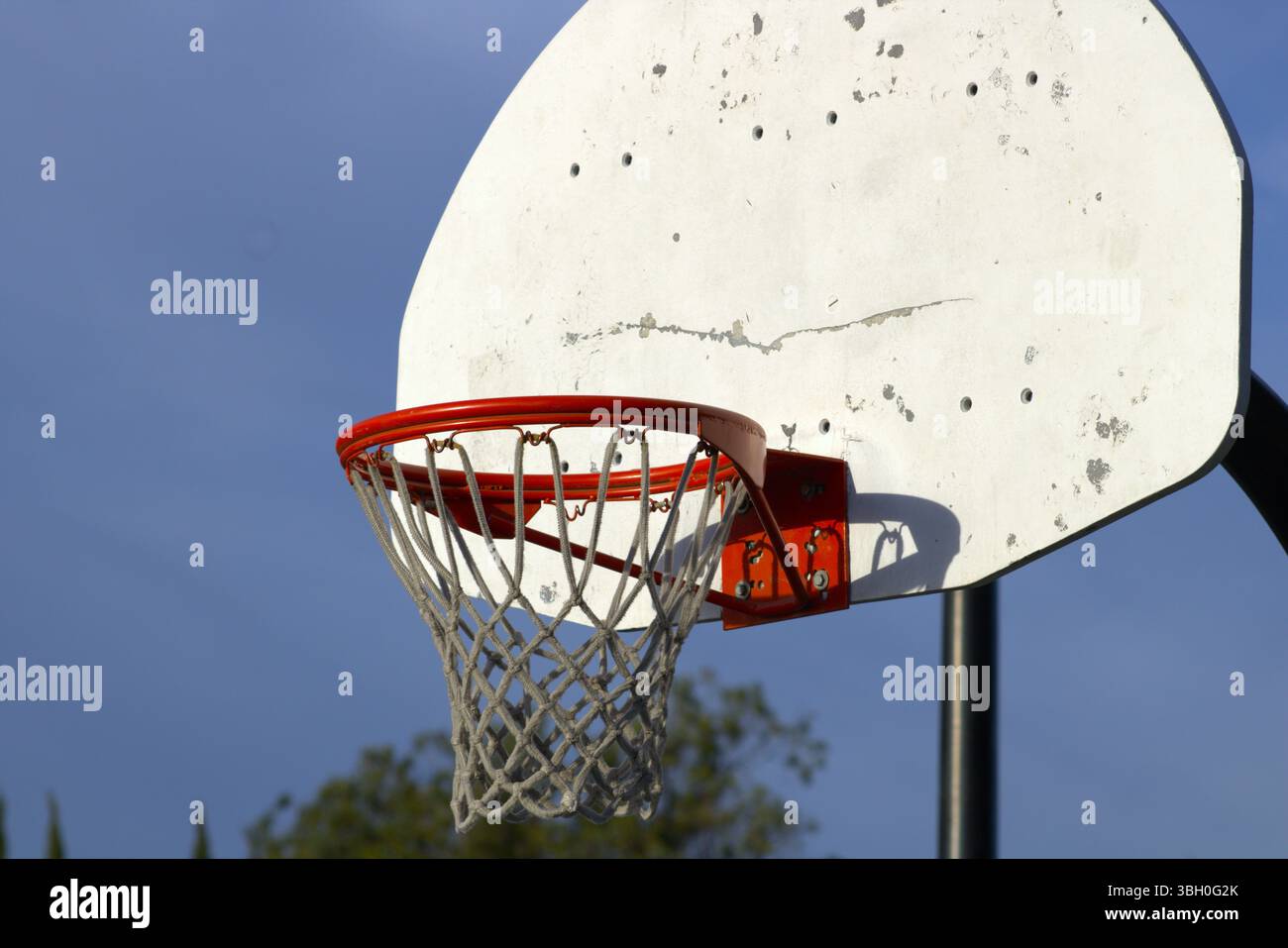 Basketballkorb mit blauem Himmel dahinter Stockfoto