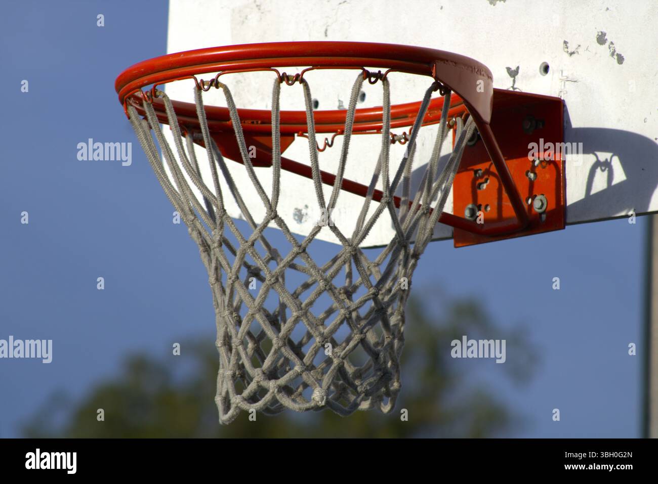 Basketballkorb mit blauem Himmel dahinter Stockfoto