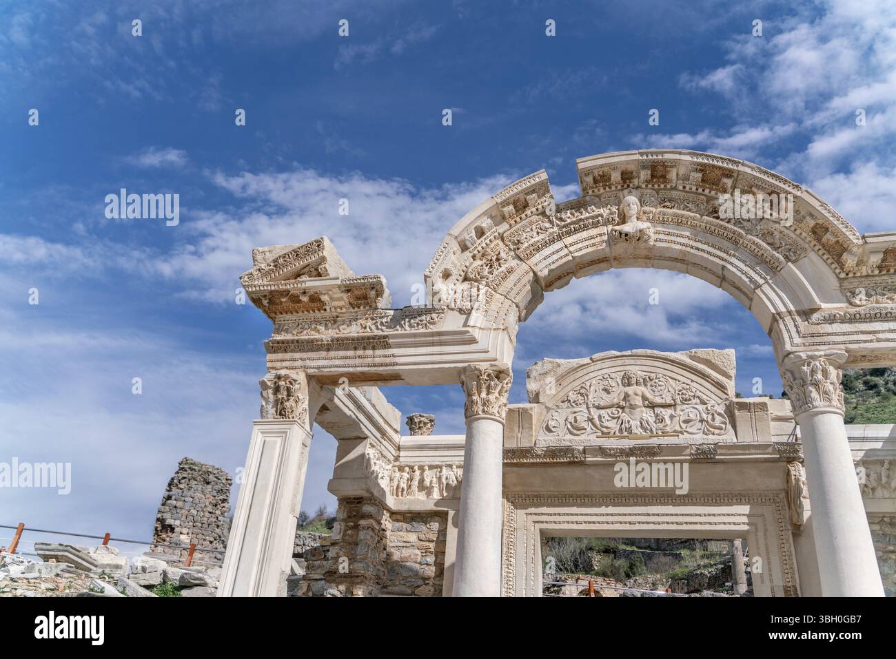 EPHESUS, TÜRKEI: Marmorreliefs in der historischen antiken Stadt Ephesus, in Selcuk, Izmir, Türkei. Medusa-Figur mit Ornamenten von Akanthusblättern, Detai Stockfoto