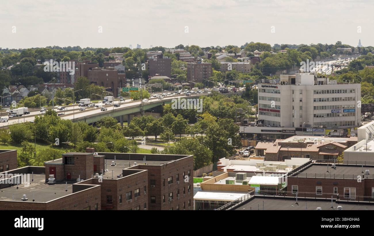 Luftaufnahme von Gebäuden und Straßen der Gegend Rego Park in Queens, New York Stockfoto