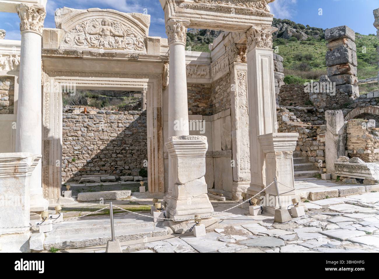EPHESUS, TÜRKEI: Marmorreliefs in der historischen antiken Stadt Ephesus, in Selcuk, Izmir, Türkei. Medusa-Figur mit Ornamenten von Akanthusblättern, Detai Stockfoto
