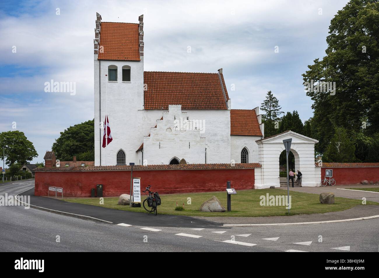 Storre Heddinge, Seeland, Dänemark, 23. Juli 2024 - Weiße christliche Kirche des Dorfes, Europa Stockfoto
