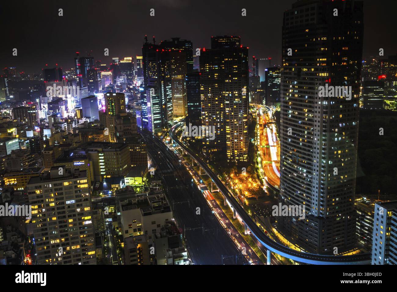 Blick aus der Vogelperspektive über Tokio und die Shiodome Wolkenkratzer und Geschäftsbüros vom Tokyo World Trade Center bei Nacht, Tokio, Japan, Asien Stockfoto