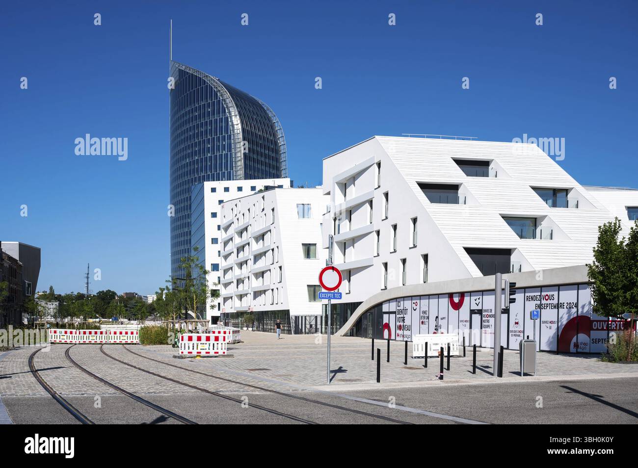 Lüttich, Belgien, 10. August 2024 - zeitgenössisches Design von Einkaufszentrum, Wohnblocks und Büroturm, Europa Stockfoto