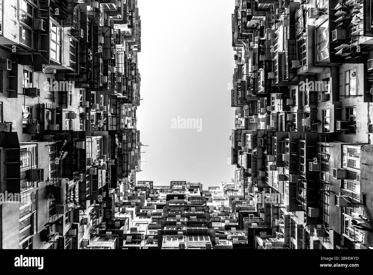 Der beliebte Ort unter Touristen genannt Montane Mansion in der Nähe von Tai Koo in Hongkong. Überfülltes altes Retro-Gebäude Stockfoto