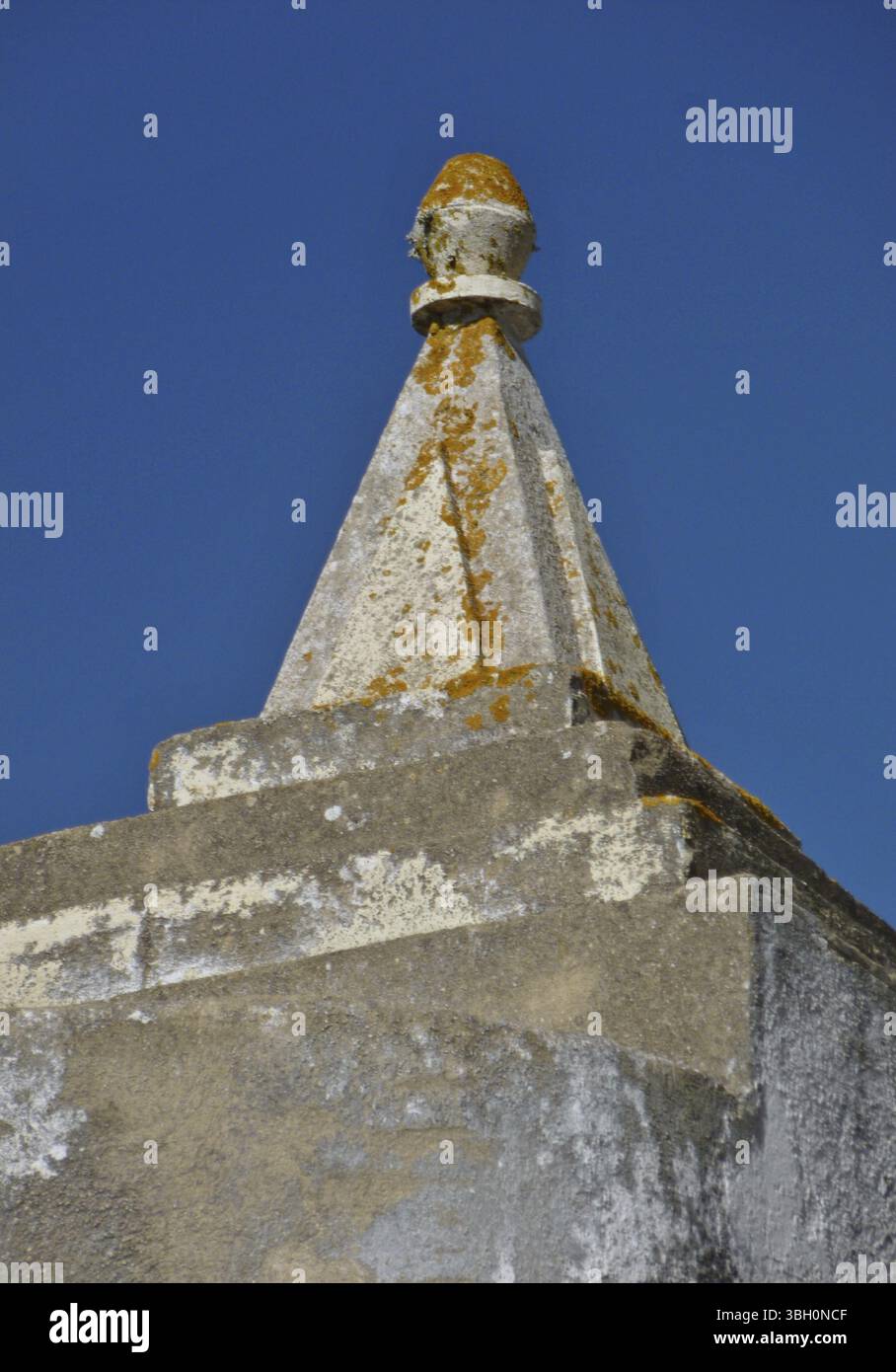 Ende einer traditionellen Mauer vor einem blauen Himmel Stockfoto
