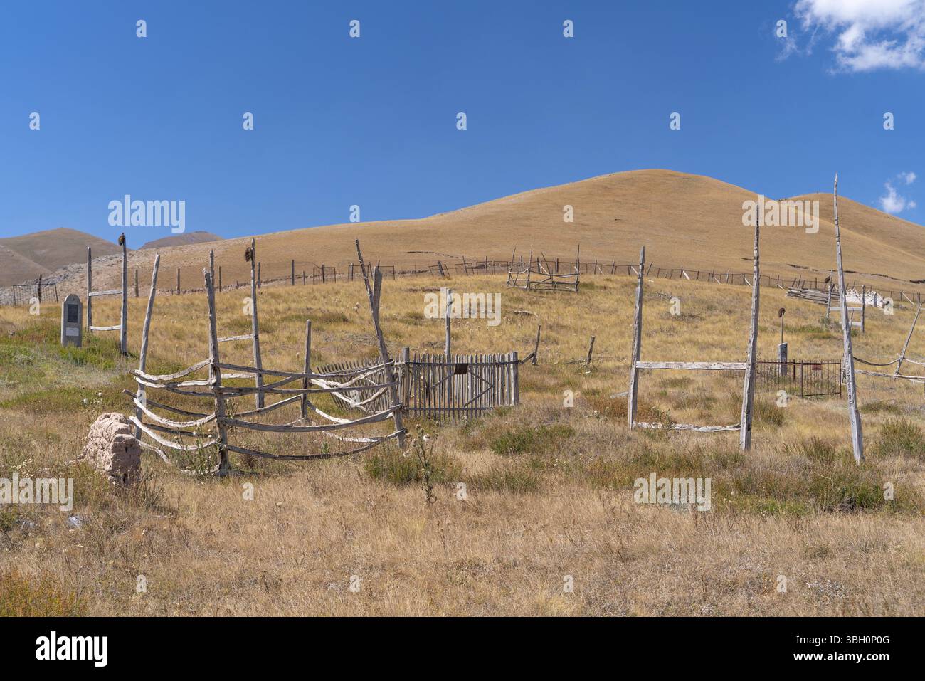 Der Blick auf den alten traditionellen Friedhof in einem kleinen abgelegenen Dorf in Kirgisistan Stockfoto