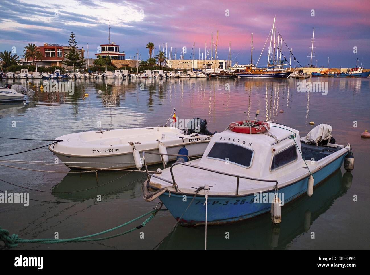 Kleine typische Fischerboote im Hafen von Benicarlo im Abendlicht Stockfoto
