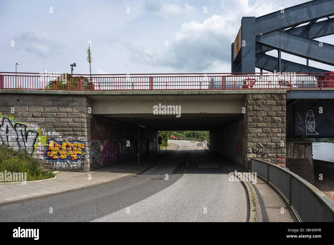 Hamburg, Deutschland, 18. Juli 2024 - Tunnel unter der Elbbrücke, eine Brücke über die Elbe, Europa Stockfoto