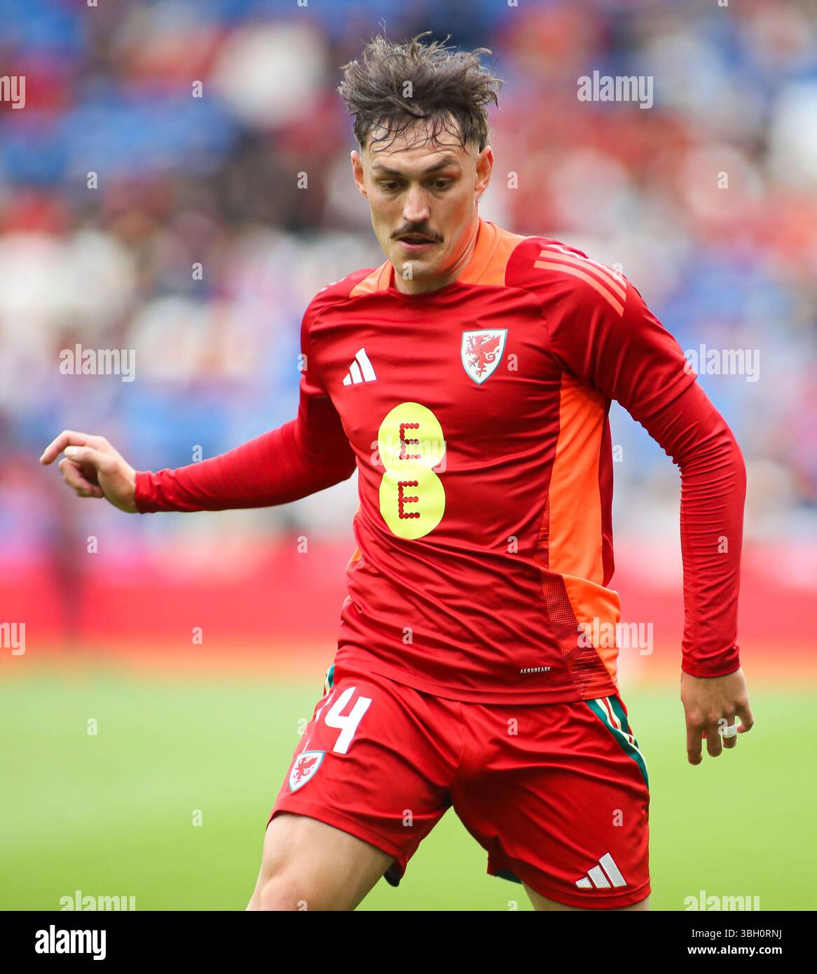 Cardiff, Wales, Großbritannien. Juni 2025. Connor Roberts aus Wales wärmt sich auf, vor dem Spiel der Gruppe J zwischen Wales und Liechtenstein im Cardiff City Stadium während der FIFA-Weltmeisterschaft, der Europameisterschaft und der Europameisterschaft. Credit Glitch Images/Alamy Live News Stockfoto