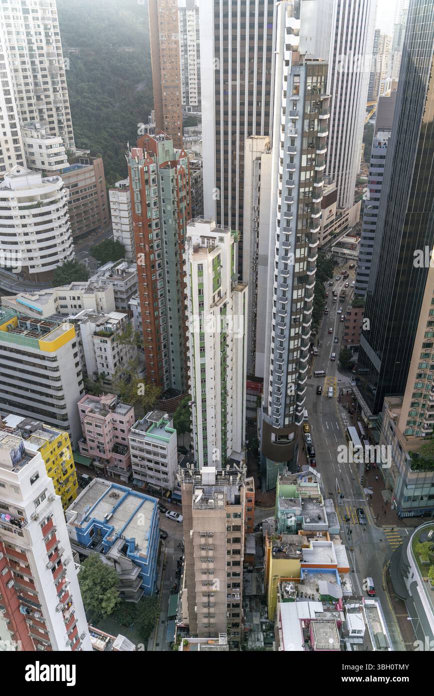 Vom Dach aus hat man einen fantastischen Blick auf die Stadt Hong-Kong mit Wolkenkratzern Stockfoto