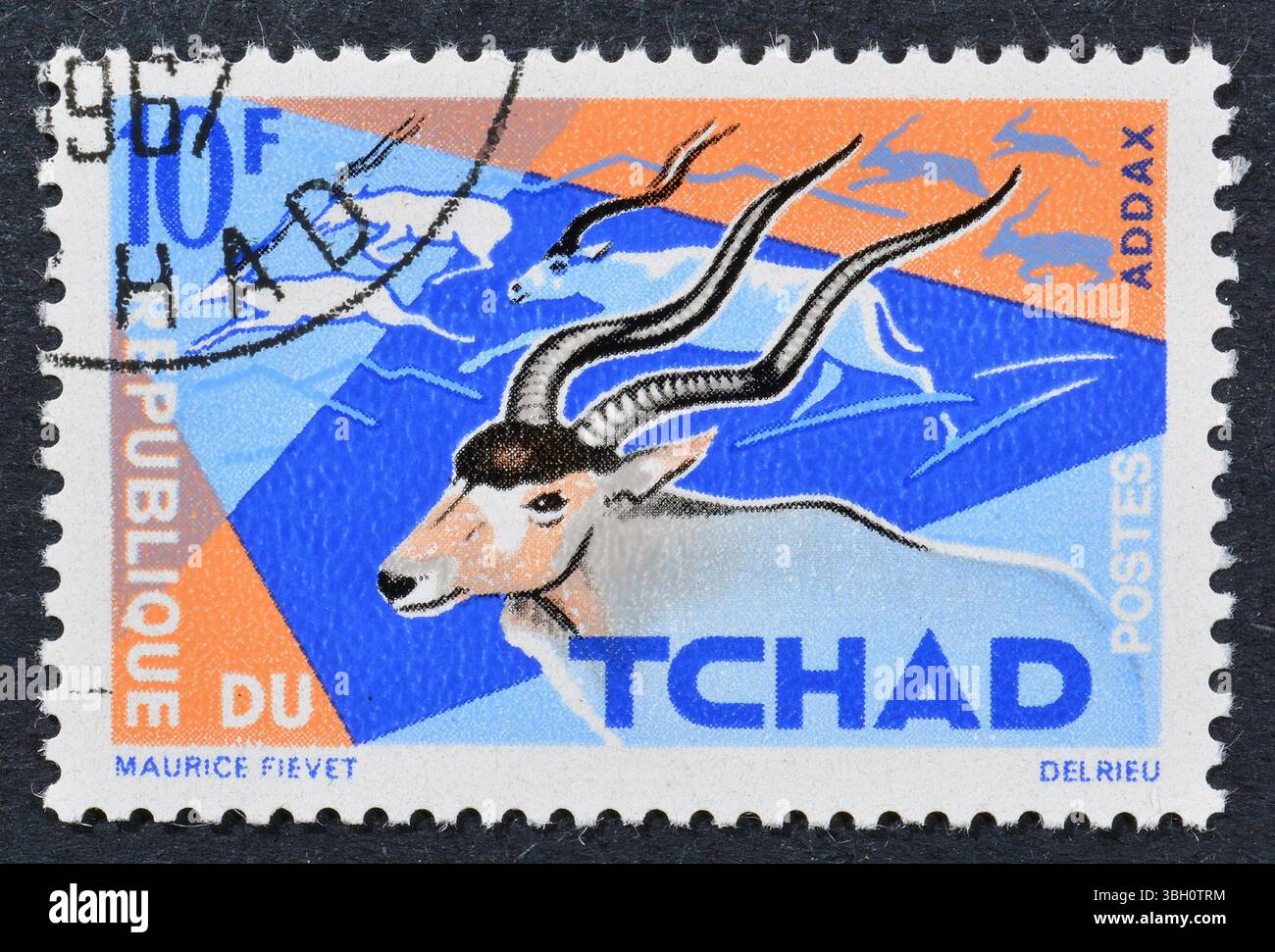 Gestempelte Briefmarke von Tschad, die Addax (Addax nasomaculatus) zeigt, um 1965. Stockfoto