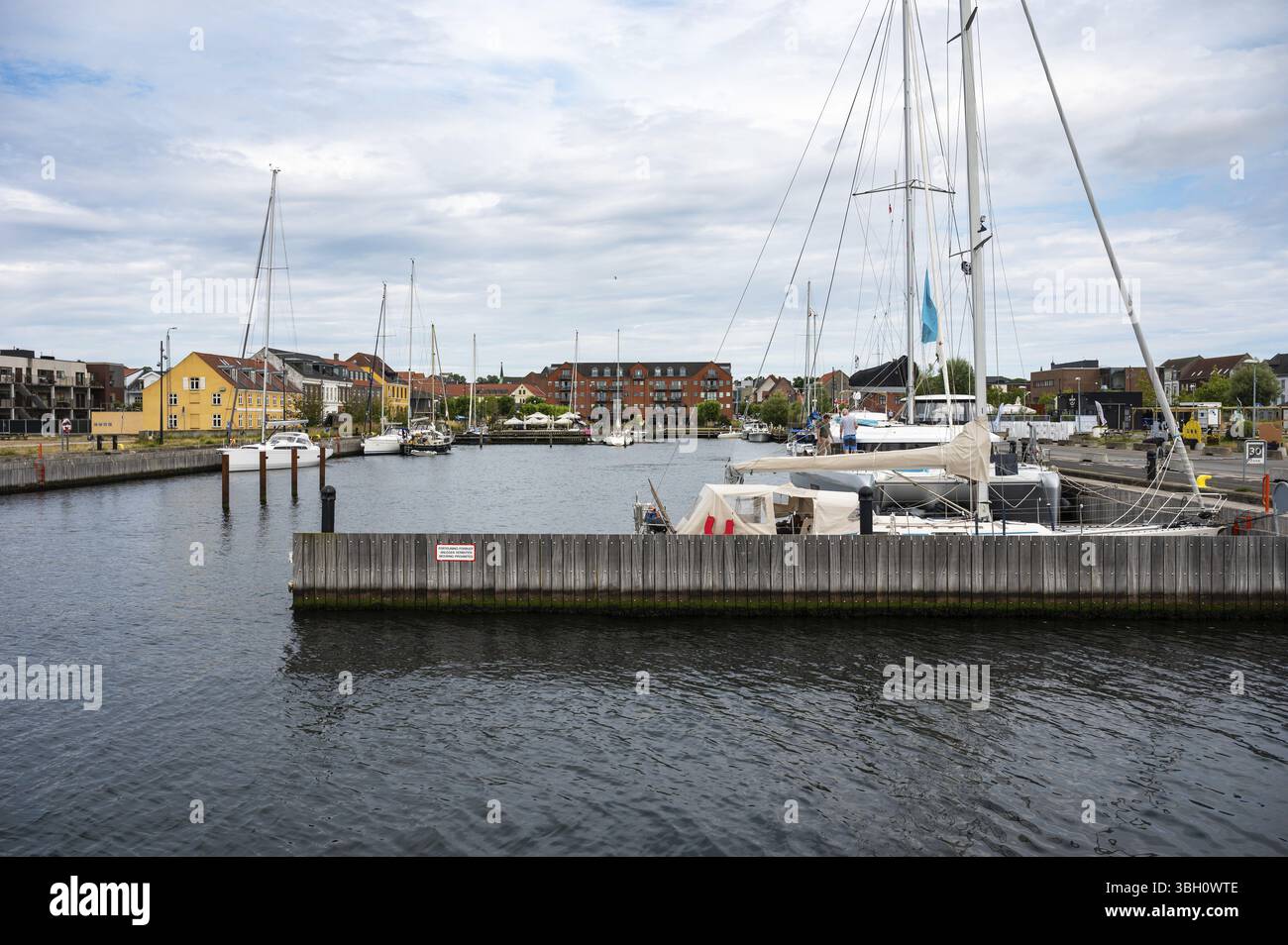Fredericia, Jütland, Dänemark, 25. Juli 2024 - Landschaft über dem alten Hafen, Europa Stockfoto
