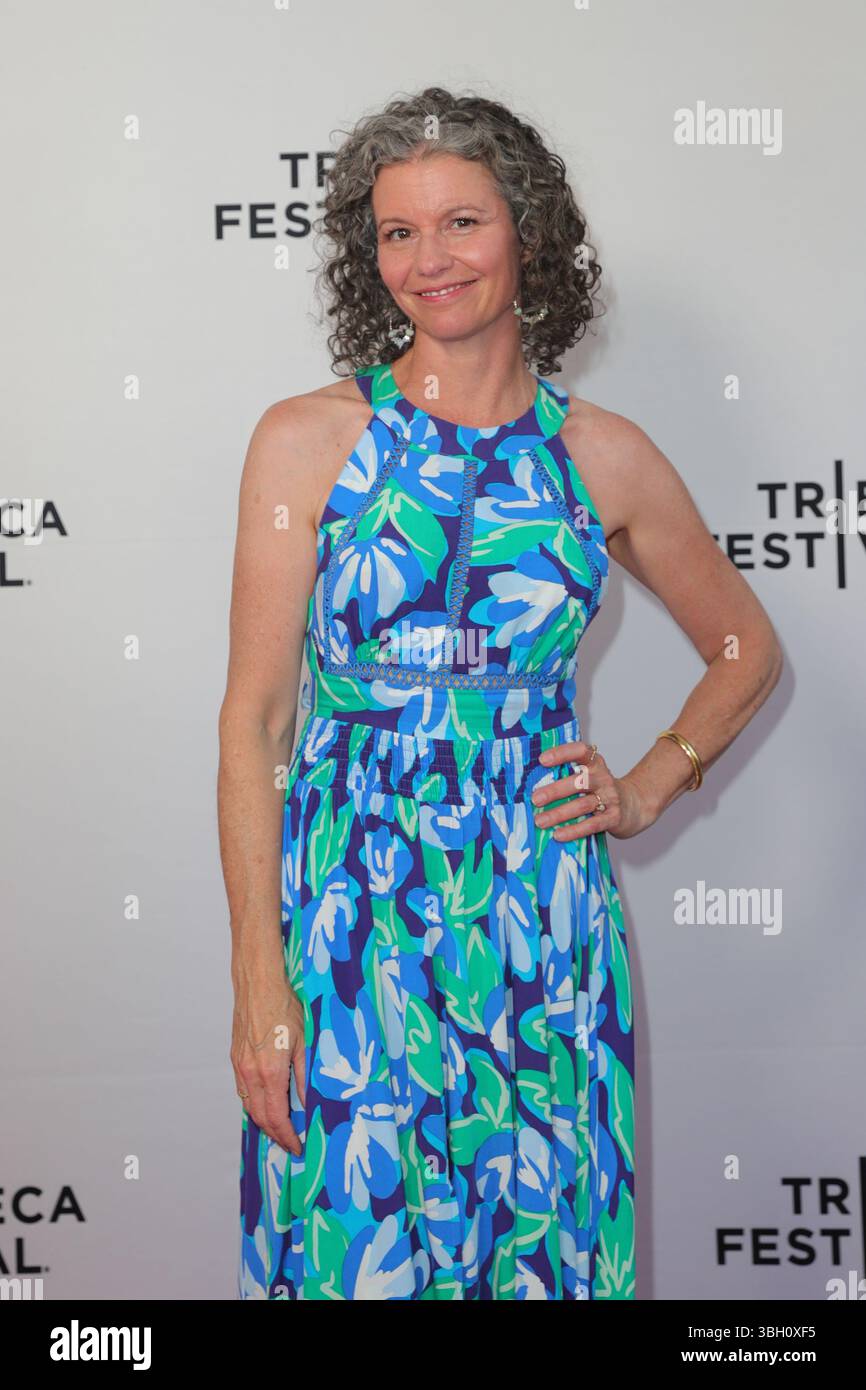 New York, NY, USA. Juni 2025. NEW YORK, NEW YORK – 5. JUNI: Dina Drew nimmt 2025 am 5. JUNI 2025 am Tribeca Festival im SVA Theater an der Premiere von Lemonade Blessing Teil. Die Veranstaltung brachte Filmemacher, Schauspieler und Festivalbesucher zusammen, um das Debüt des aufbauenden Indie-Dramas zu feiern, das sich mit Themen wie Widerstandsfähigkeit und Familie befasst. (Kreditbild: © Luiz Rampelotto/ZUMA Press Wire) NUR REDAKTIONELLE VERWENDUNG! Nicht für kommerzielle ZWECKE! Stockfoto