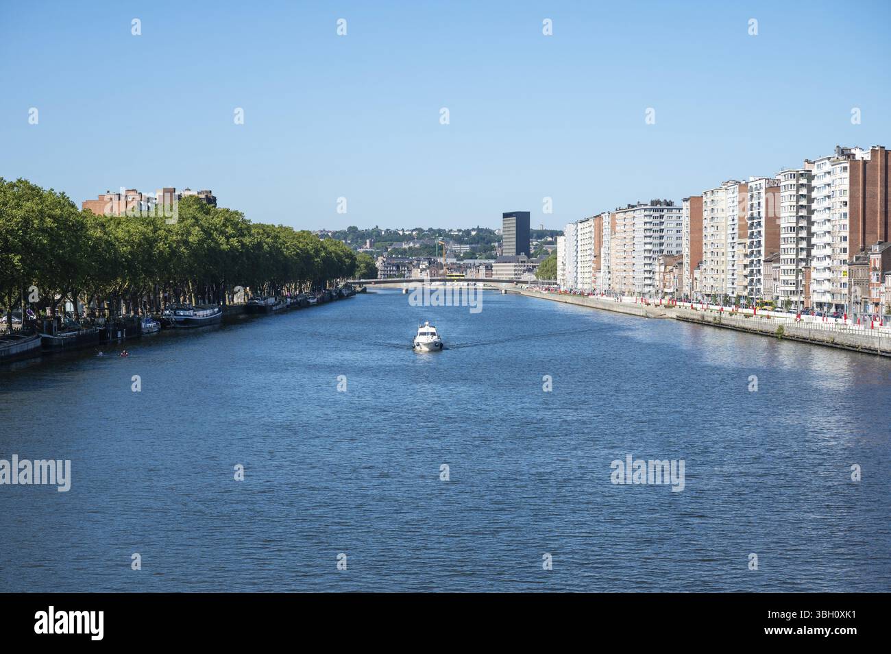 Lüttich, Belgien, 11. August 2024 - Hochhäuser am Ufer der Maas, Europa Stockfoto