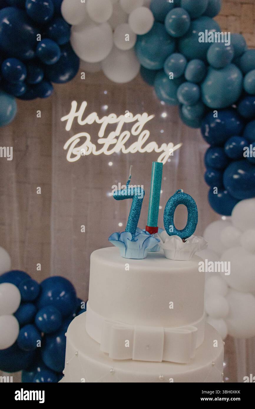 Geburtstagskuchen mit siebzig Kerzen Stockfoto