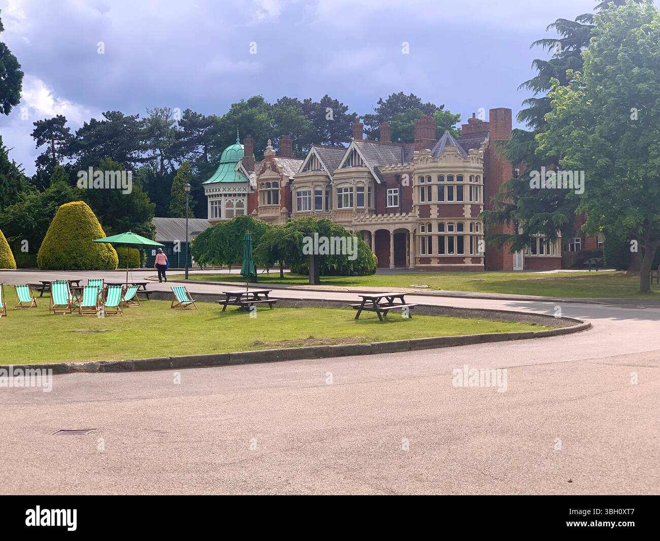 Bletchley Park Wartime House Villa Code bricht den Weltkrieg 2 und 1 alte Villa britische Geheimdienstgeschichte historischer Ort Besuchen Sie das Gebäude - Smartphone-aufgenommenes Stockfoto