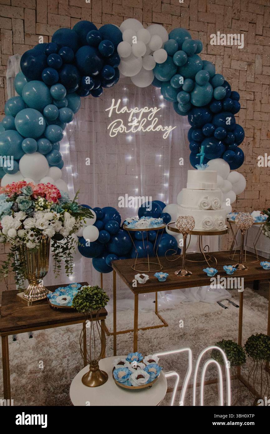 Geburtstagsparty mit Ballonbogen und Kuchen Stockfoto