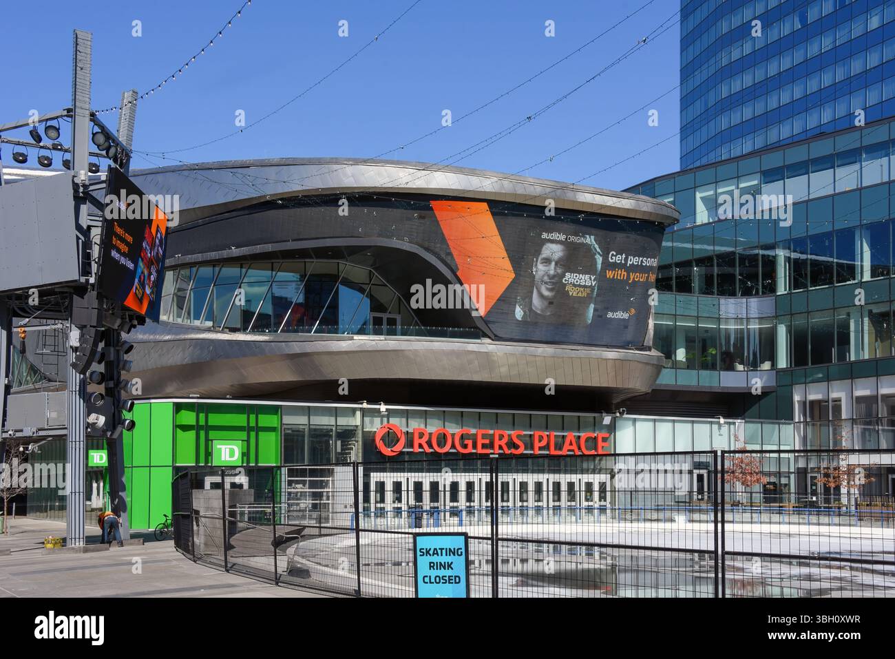 Edmonton, Kanada - 3. April 2025: Eintritt zum Rogers Place im Eisviertel mit großer Videoleinwand für Sidney Crosby Podcast The Rookie Y Stockfoto