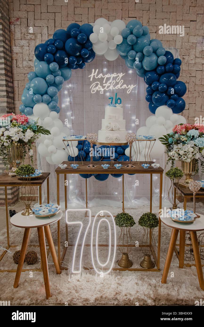 Dekorierter Tisch zum 70. Geburtstag Stockfoto