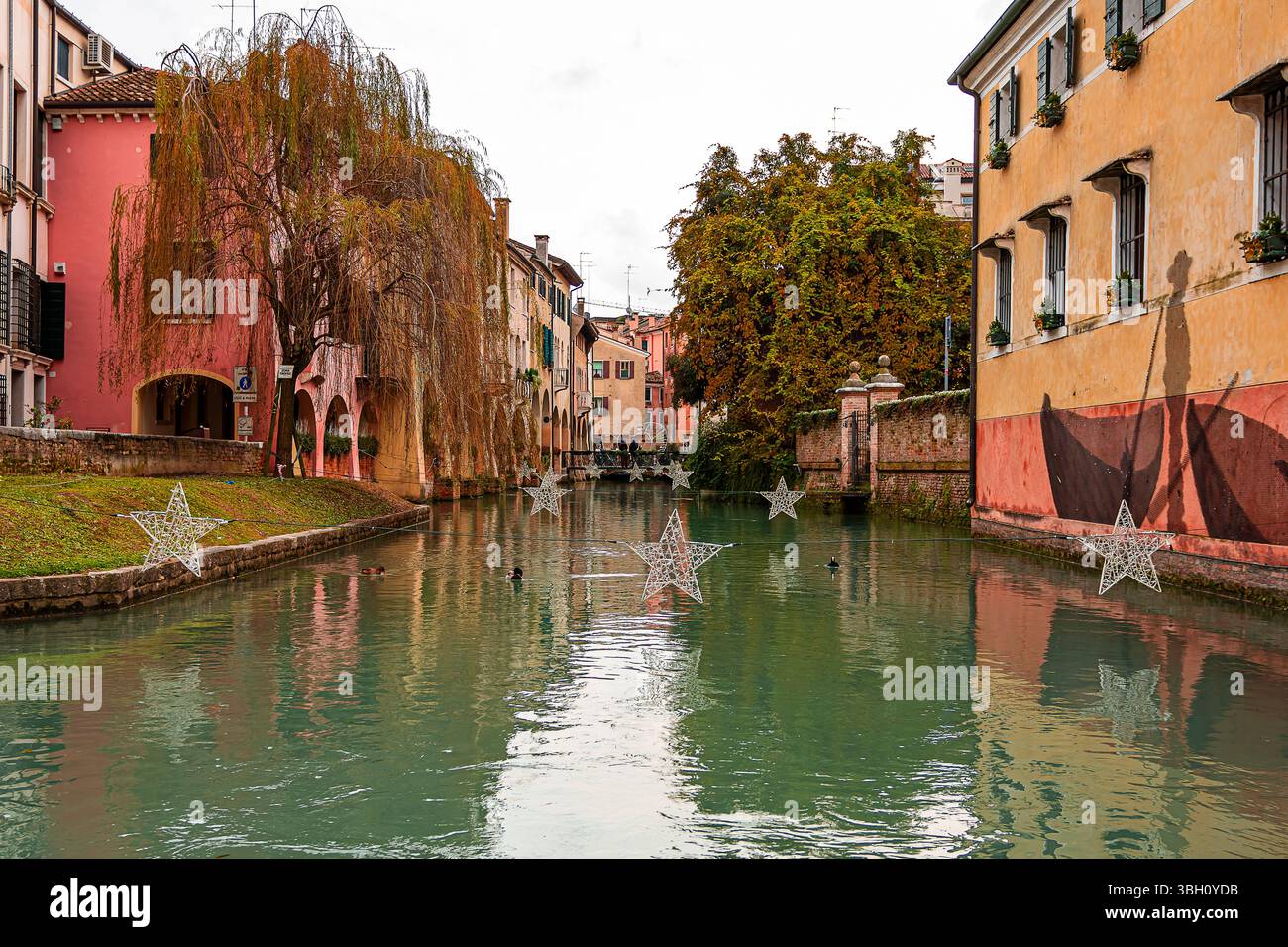 Der Zauber von Weihnachten zwischen den Kanälen von Treviso Stockfoto