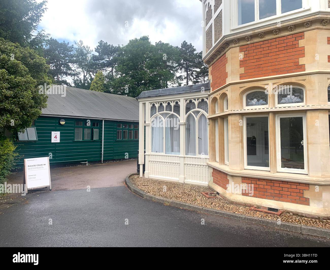 Bletchley Park Wartime House Villa Code bricht den Weltkrieg 2 und 1 alte Villa britische Geheimdienstgeschichte historischer Ort Besuchen Sie das Gebäude - Smartphone-aufgenommenes Stockfoto