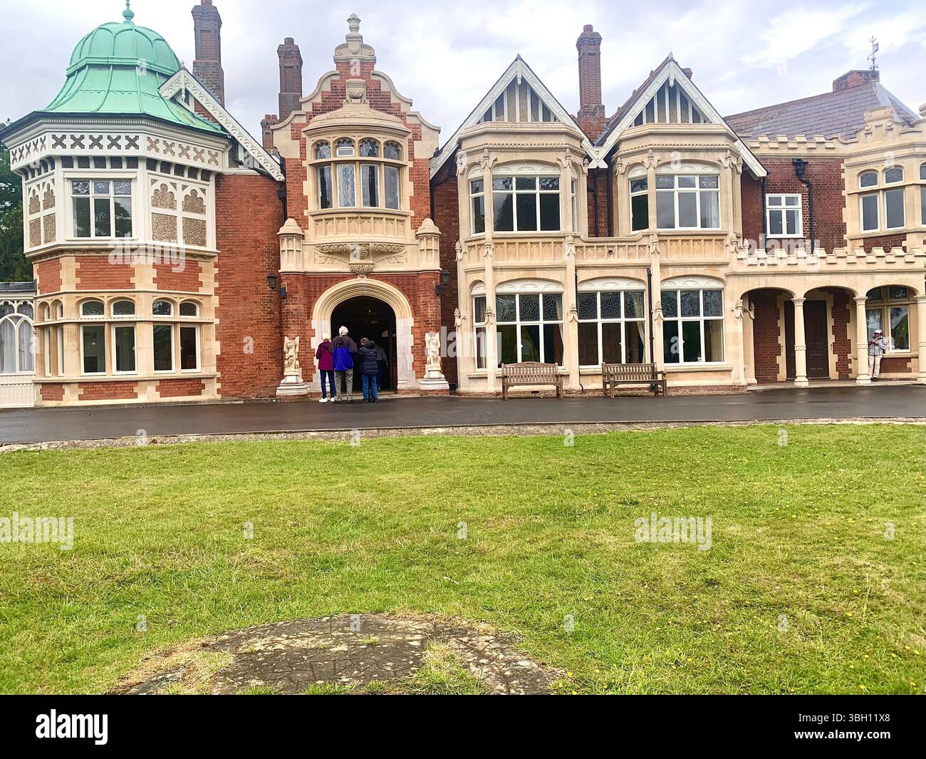 Bletchley Park Wartime House Villa Code bricht den Weltkrieg 2 und 1 alte Villa britische Geheimdienstgeschichte historischer Ort Besuchen Sie das Gebäude - Smartphone-aufgenommenes Stockfoto