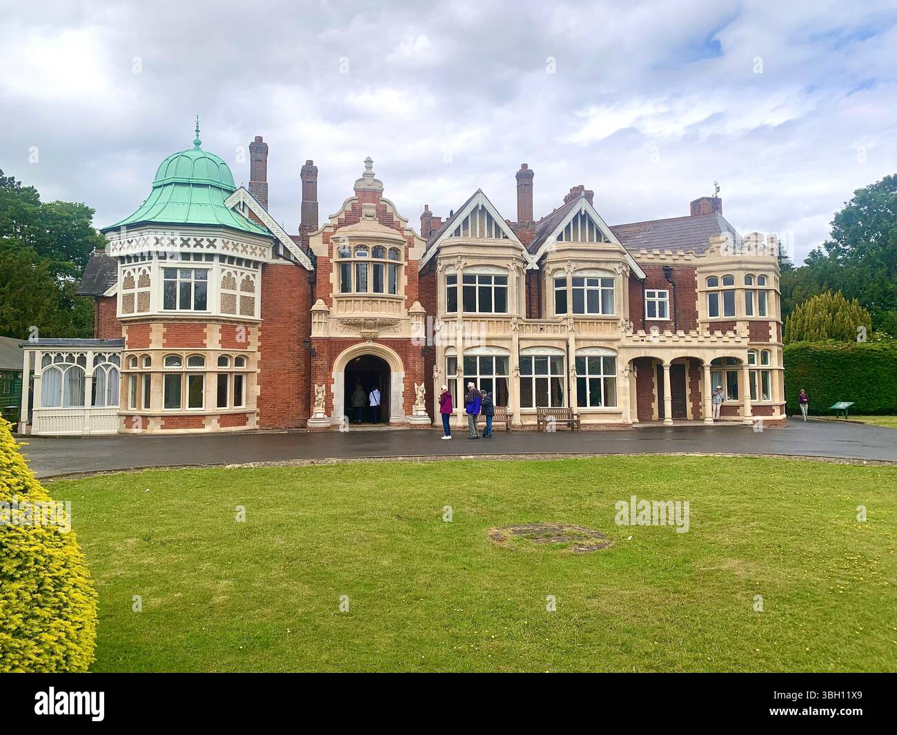 Bletchley Park Wartime House Villa Code bricht den Weltkrieg 2 und 1 alte Villa britische Geheimdienstgeschichte historischer Ort Besuchen Sie das Gebäude - Smartphone-aufgenommenes Stockfoto