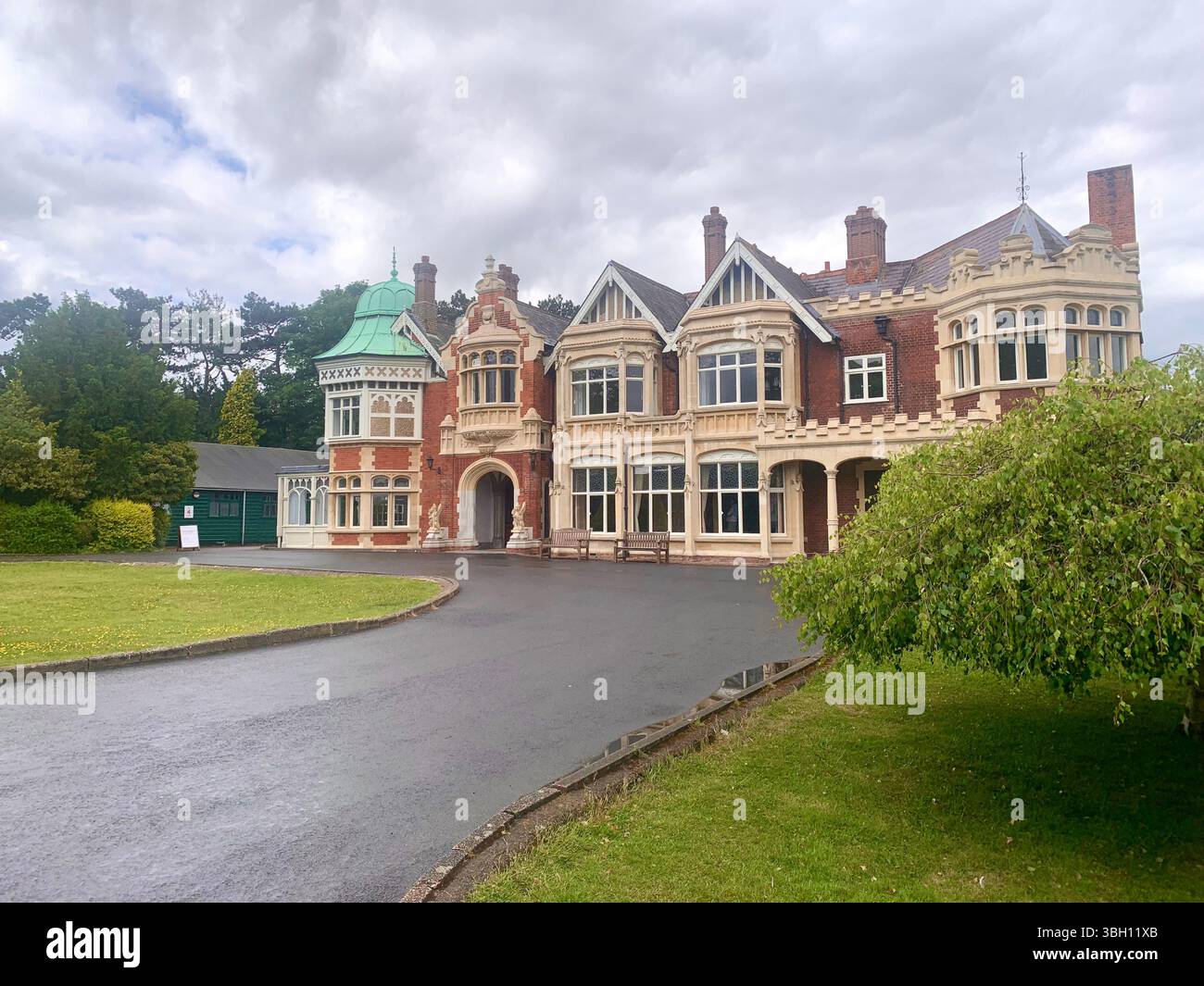 Bletchley Park Wartime House Villa Code bricht den Weltkrieg 2 und 1 alte Villa britische Geheimdienstgeschichte historischer Ort Besuchen Sie das Gebäude - Smartphone-aufgenommenes Stockfoto