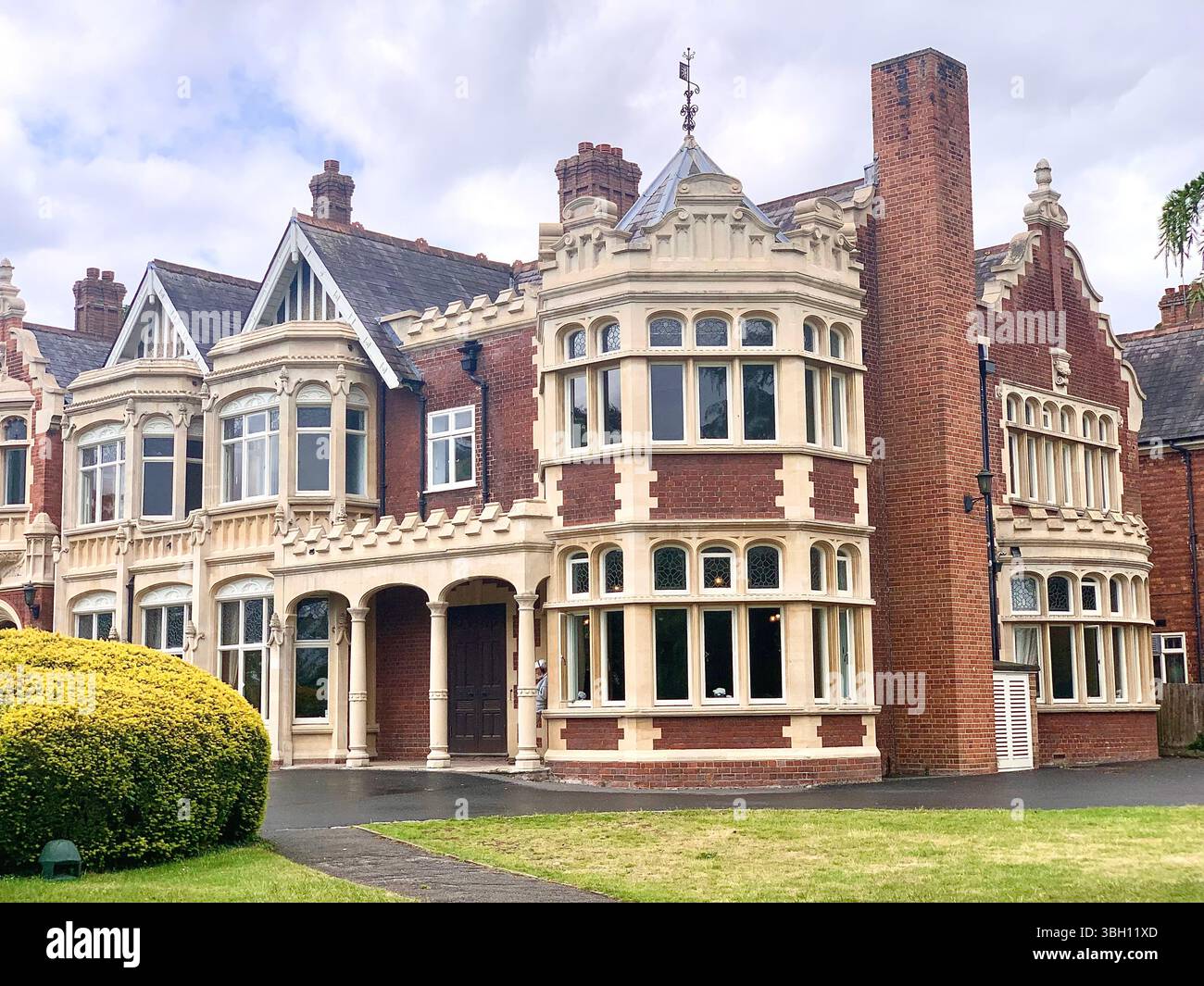 Bletchley Park Wartime House Villa Code bricht den Weltkrieg 2 und 1 alte Villa britische Geheimdienstgeschichte historischer Ort Besuchen Sie das Gebäude - Smartphone-aufgenommenes Stockfoto