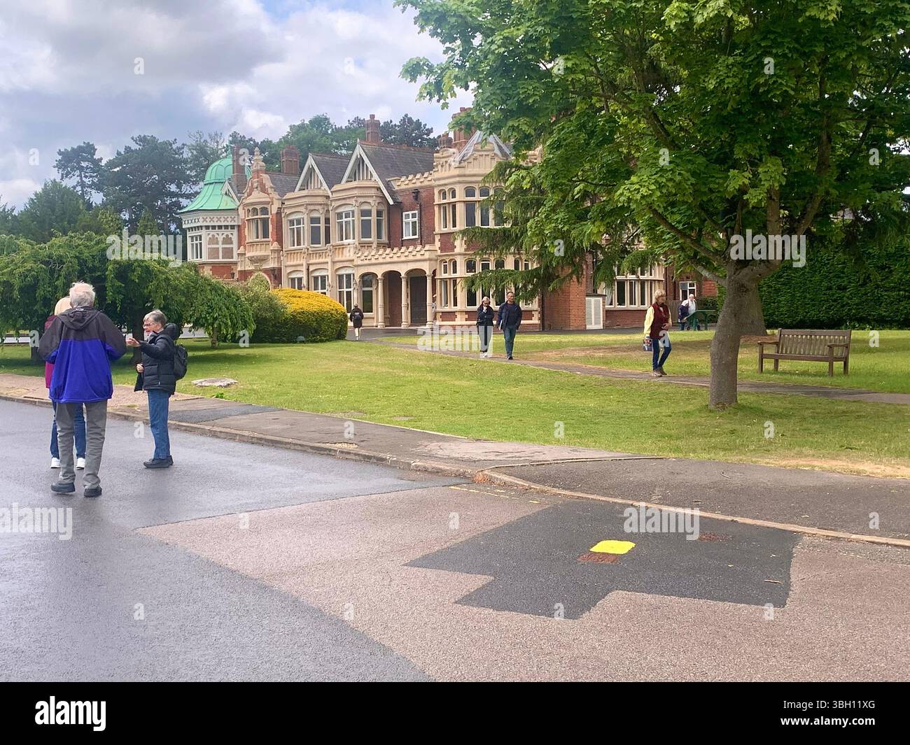 Bletchley Park Wartime House Villa Code bricht den Weltkrieg 2 und 1 alte Villa britische Geheimdienstgeschichte historischer Ort Besuchen Sie das Gebäude - Smartphone-aufgenommenes Stockfoto