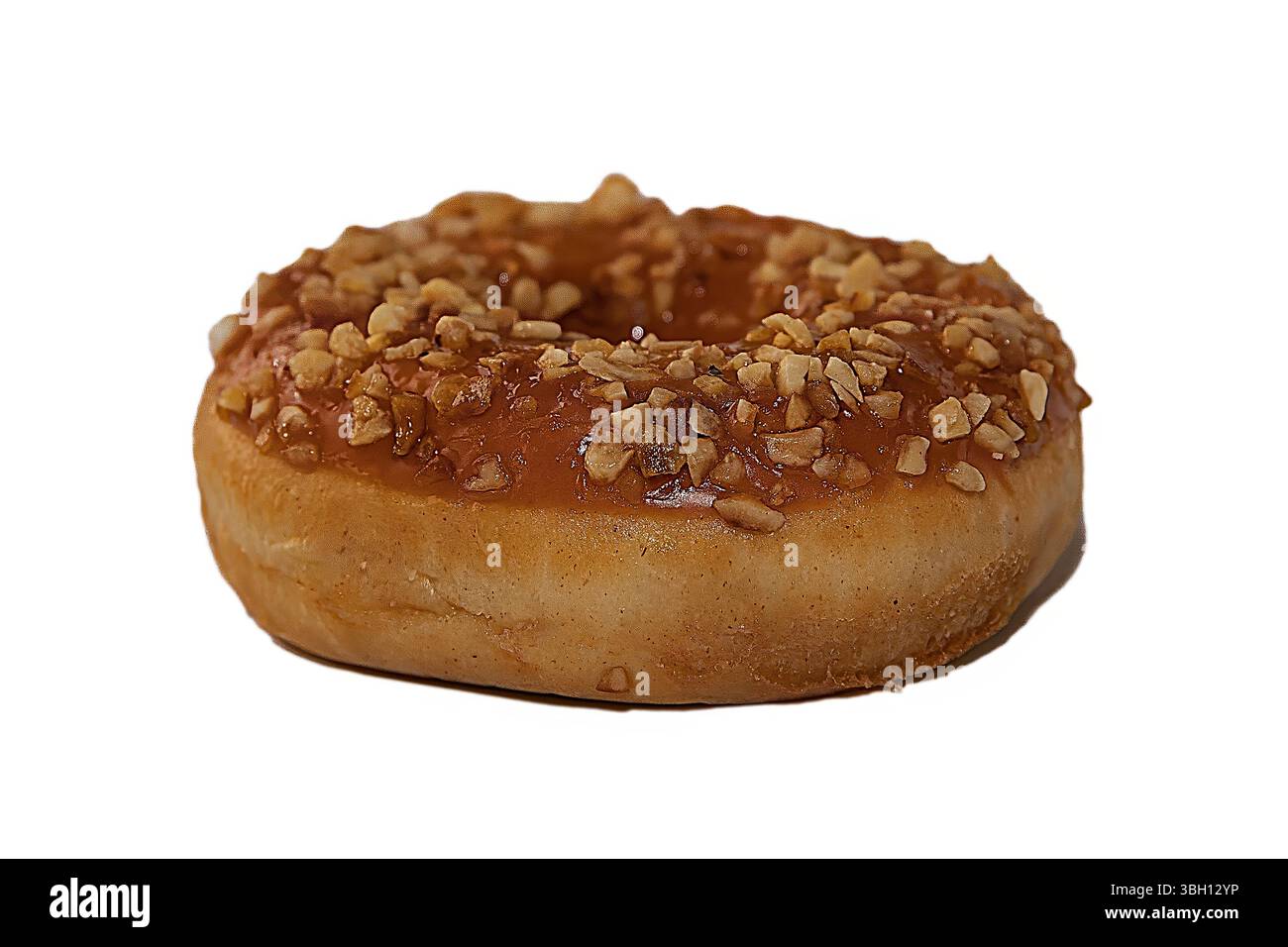 Nahaufnahme eines Karamell-Donuts mit zerdrückten Nüssen auf weißem Hintergrund. Süßer Dessert-Snack, perfekt für Bäckerei Werbung, Fast Food Menü und Gebäck Stockfoto