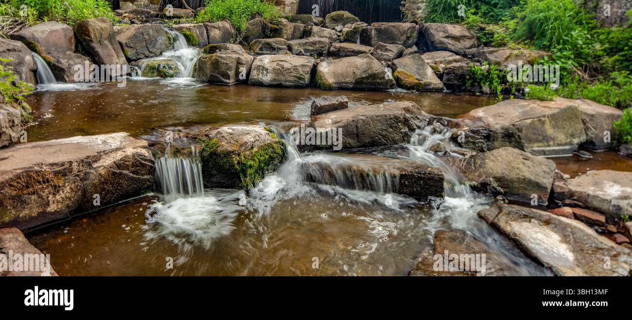 Der National Botanic Garden of Wales, Carmarthenshire, Wales, mit rauschendem Fluss Towi über Felsen. Verführerisch, erstaunlich, atemberaubend, fesselnd, mutig Stockfoto