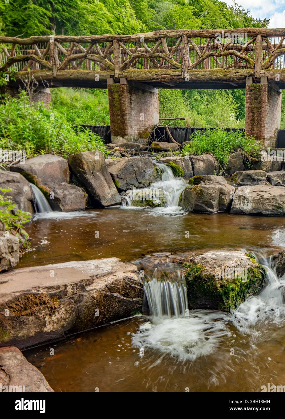 Der National Botanic Garden of Wales, Carmarthenshire, Wales, mit rauschendem Fluss Towi über Felsen. Verführerisch, erstaunlich, atemberaubend, fesselnd, mutig Stockfoto