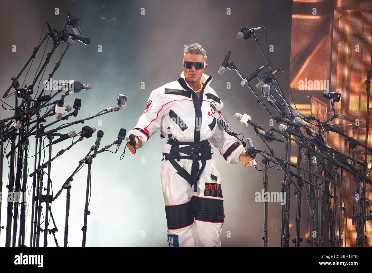 London, Vereinigtes Königreich. Juni 2025. Robbie Williams bringt seine sehnsüchtig erwartete Britpop-Tour ins Emirates Stadium von Arsenal. Cristina Massei/Alamy Live News AB dem 5. JUNI 2026 NICHT MEHR VERFÜGBAR Stockfoto