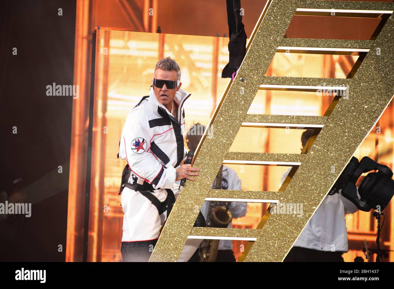 London, Vereinigtes Königreich. Juni 2025. Robbie Williams bringt seine sehnsüchtig erwartete Britpop-Tour ins Emirates Stadium von Arsenal. Cristina Massei/Alamy Live News AB dem 5. JUNI 2026 NICHT MEHR VERFÜGBAR Stockfoto