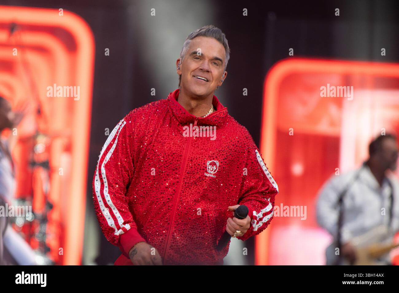 London, Vereinigtes Königreich. Juni 2025. Robbie Williams bringt seine sehnsüchtig erwartete Britpop-Tour ins Emirates Stadium von Arsenal. Cristina Massei/Alamy Live News AB dem 5. JUNI 2026 NICHT MEHR VERFÜGBAR Stockfoto