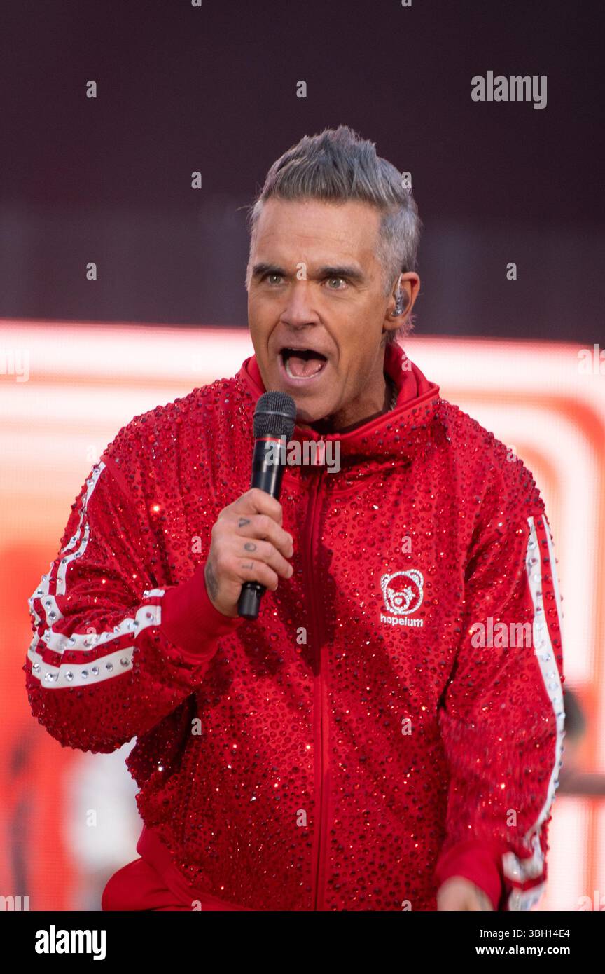 London, Vereinigtes Königreich. Juni 2025. Robbie Williams bringt seine sehnsüchtig erwartete Britpop-Tour ins Emirates Stadium von Arsenal. Cristina Massei/Alamy Live News AB dem 5. JUNI 2026 NICHT MEHR VERFÜGBAR Stockfoto