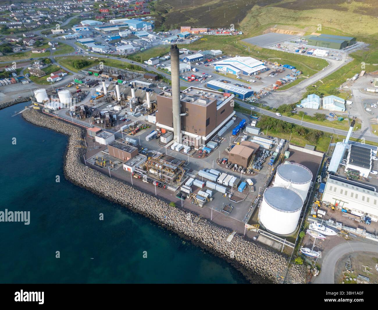 Lerwick Power Station, Shetland – lebenswichtiger Energiestandort, der die Inseln vom Herzen von Lerwick aus mit Strom versorgt. Stockfoto