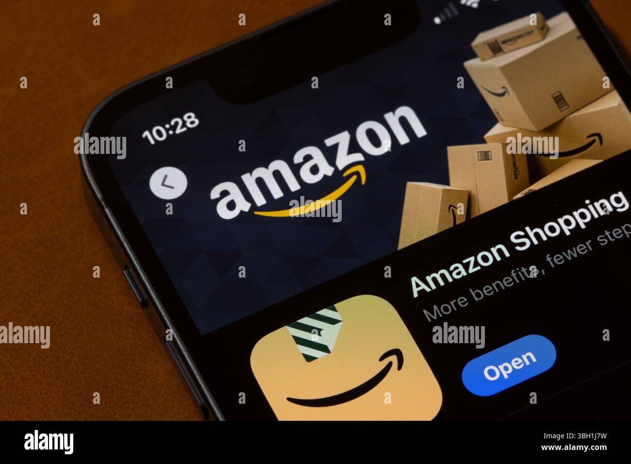 Die Amazon Shopping App wird im App Store auf dem Bildschirm eines iPhone angezeigt. Stockfoto