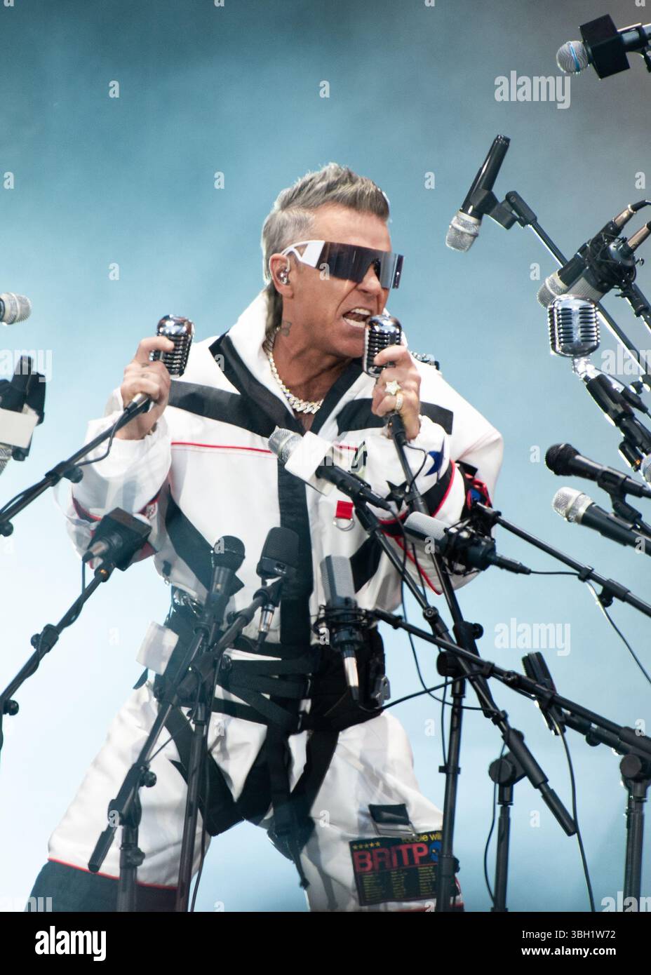 London, Vereinigtes Königreich. Juni 2025. Robbie Williams bringt seine sehnsüchtig erwartete Britpop-Tour ins Emirates Stadium von Arsenal. Cristina Massei/Alamy Live News AB 6. JUNI 2026 NICHT MEHR VERFÜGBAR Stockfoto