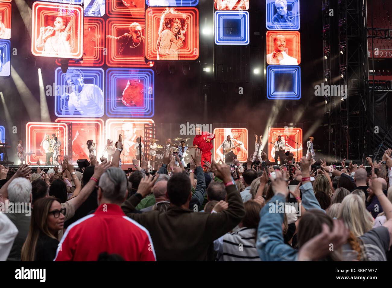 London, Vereinigtes Königreich. Juni 2025. Robbie Williams bringt seine sehnsüchtig erwartete Britpop-Tour ins Emirates Stadium von Arsenal. Cristina Massei/Alamy Live News AB 6. JUNI 2026 NICHT MEHR VERFÜGBAR Stockfoto