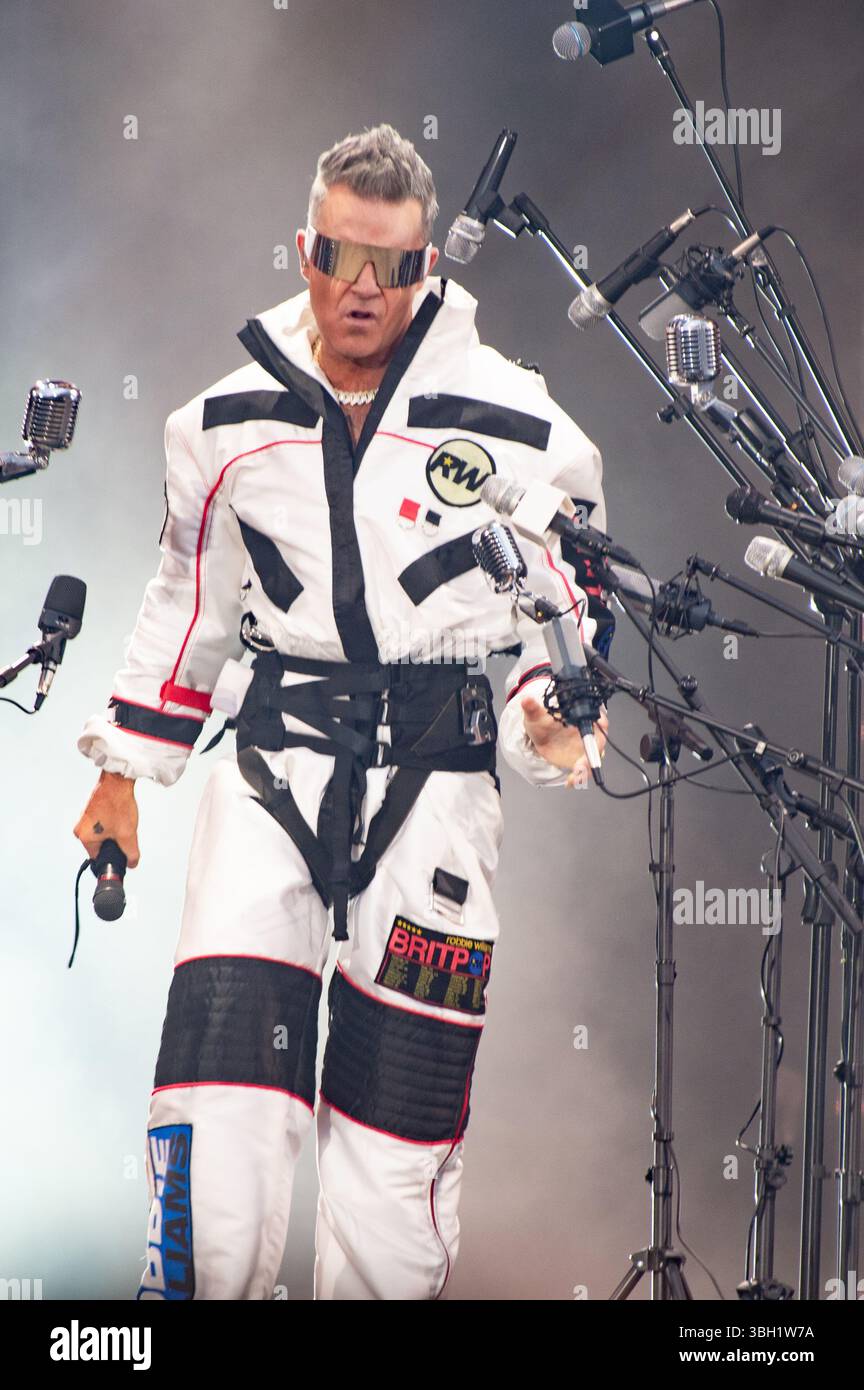 London, Vereinigtes Königreich. Juni 2025. Robbie Williams bringt seine sehnsüchtig erwartete Britpop-Tour ins Emirates Stadium von Arsenal. Cristina Massei/Alamy Live News AB 6. JUNI 2026 NICHT MEHR VERFÜGBAR Stockfoto