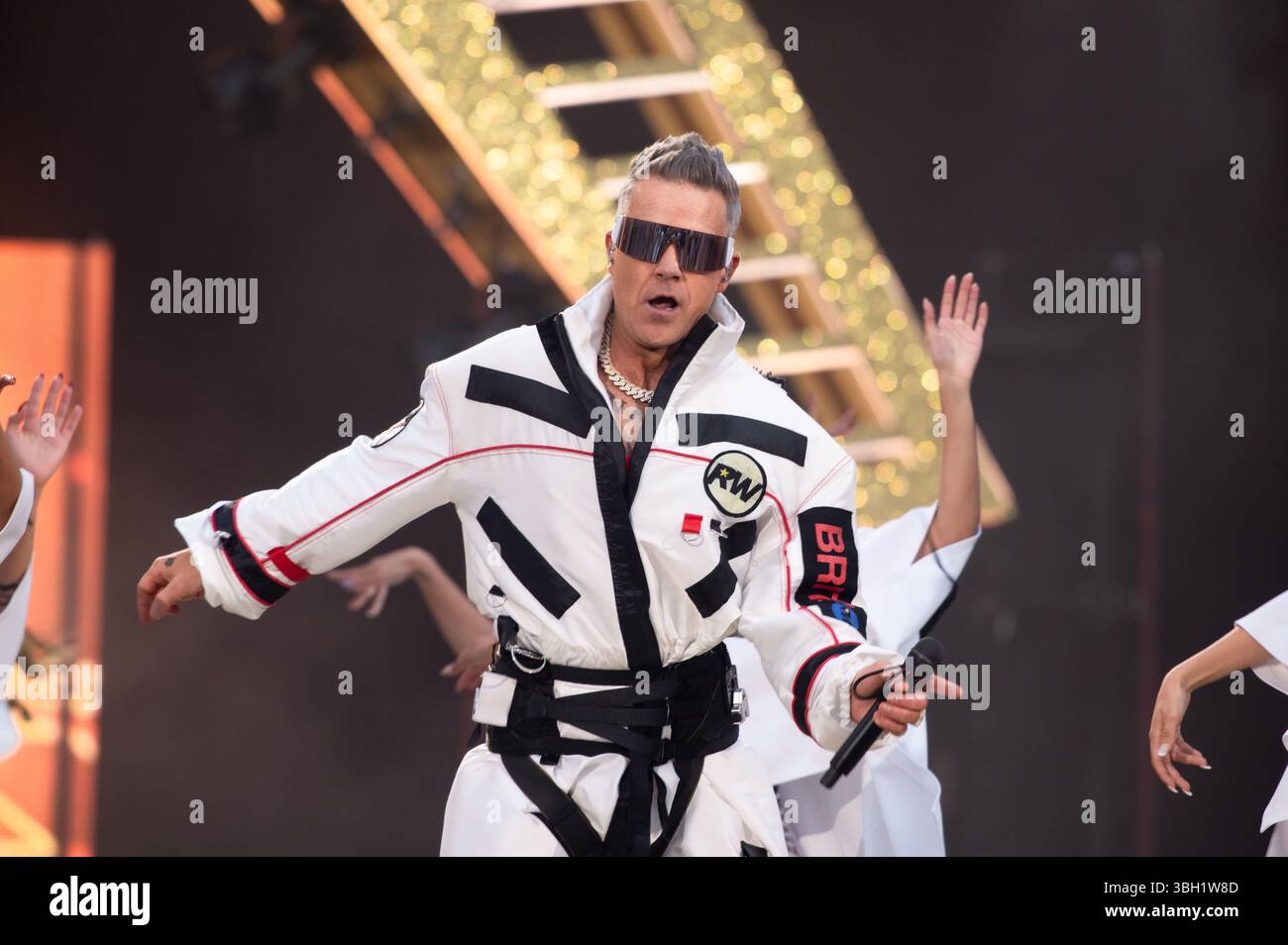 London, Vereinigtes Königreich. Juni 2025. Robbie Williams bringt seine sehnsüchtig erwartete Britpop-Tour ins Emirates Stadium von Arsenal. Cristina Massei/Alamy Live News AB 6. JUNI 2026 NICHT MEHR VERFÜGBAR Stockfoto