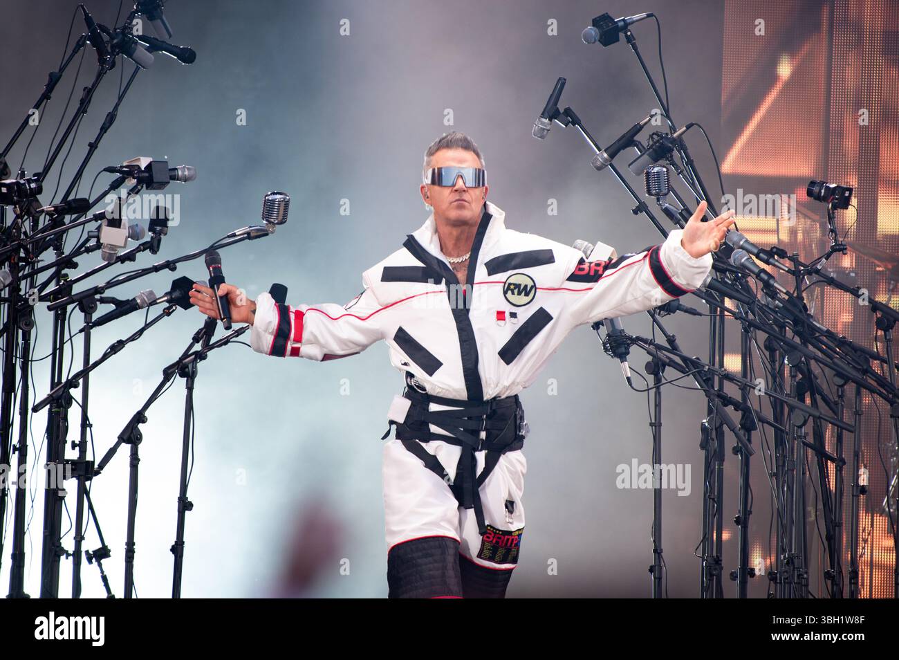 London, Vereinigtes Königreich. Juni 2025. Robbie Williams bringt seine sehnsüchtig erwartete Britpop-Tour ins Emirates Stadium von Arsenal. Cristina Massei/Alamy Live News AB 6. JUNI 2026 NICHT MEHR VERFÜGBAR Stockfoto