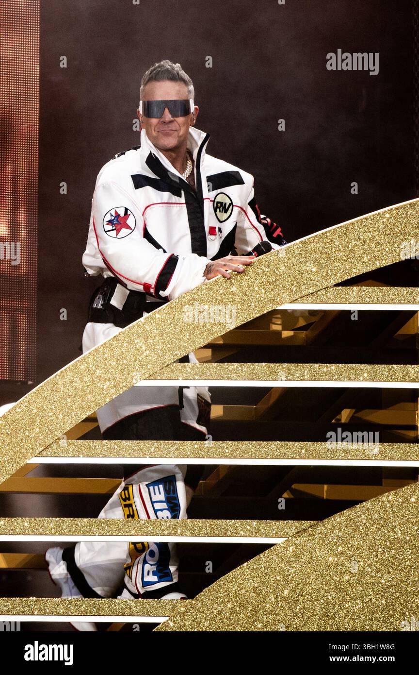 London, Vereinigtes Königreich. Juni 2025. Robbie Williams bringt seine sehnsüchtig erwartete Britpop-Tour ins Emirates Stadium von Arsenal. Cristina Massei/Alamy Live News AB 6. JUNI 2026 NICHT MEHR VERFÜGBAR Stockfoto