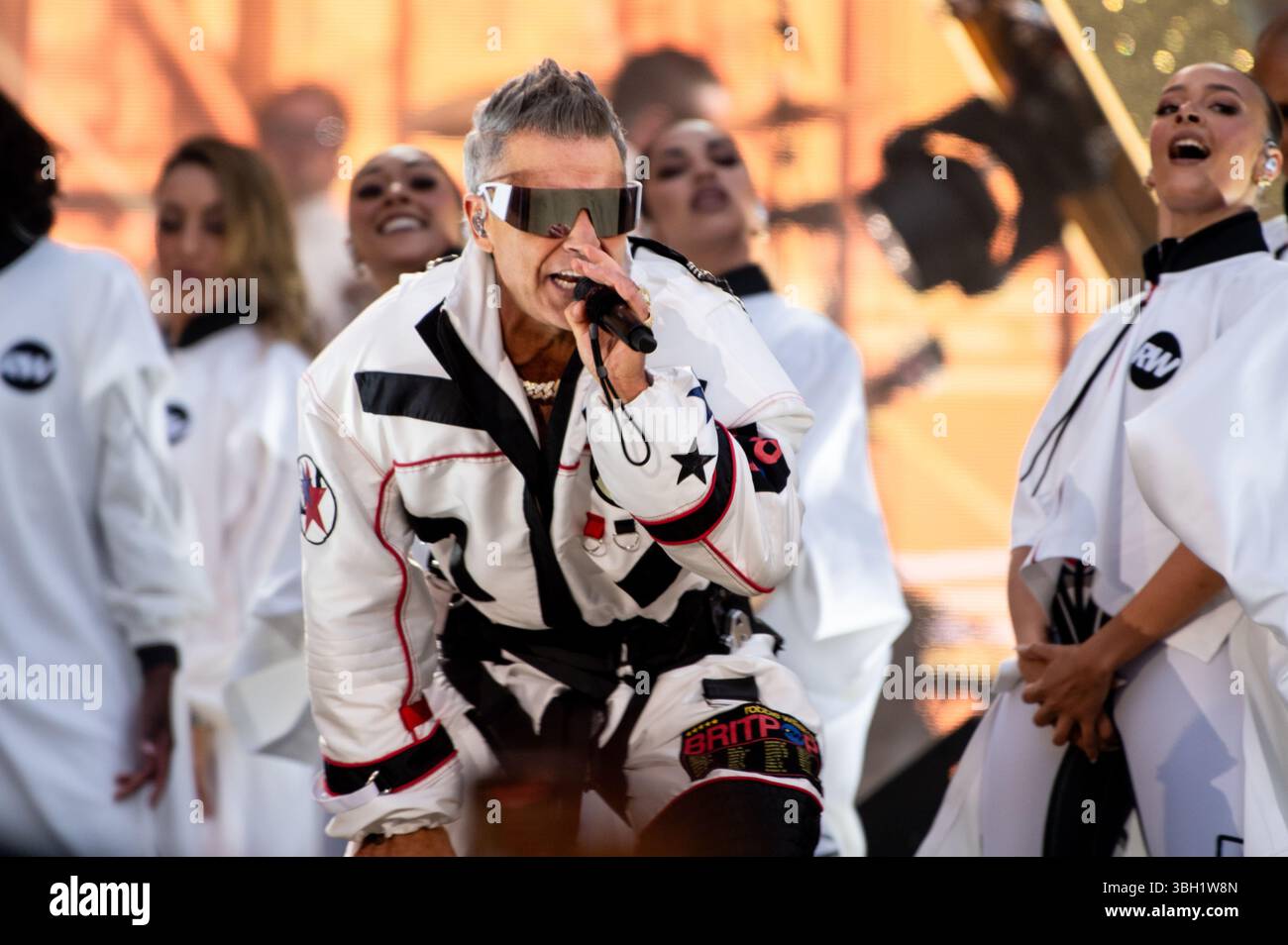 London, Vereinigtes Königreich. Juni 2025. Robbie Williams bringt seine sehnsüchtig erwartete Britpop-Tour ins Emirates Stadium von Arsenal. Cristina Massei/Alamy Live News AB 6. JUNI 2026 NICHT MEHR VERFÜGBAR Stockfoto