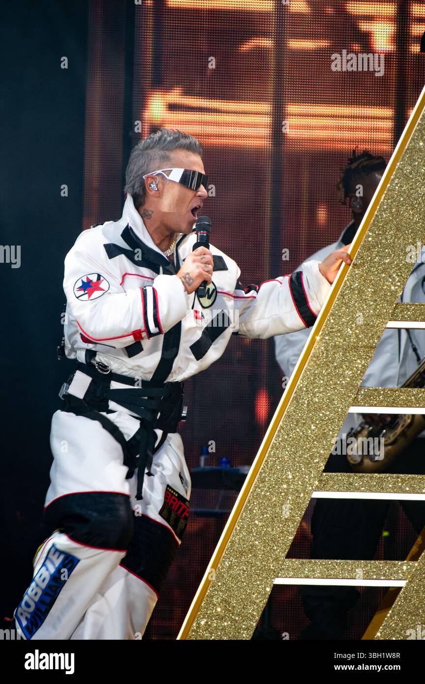 London, Vereinigtes Königreich. Juni 2025. Robbie Williams bringt seine sehnsüchtig erwartete Britpop-Tour ins Emirates Stadium von Arsenal. Cristina Massei/Alamy Live News AB 6. JUNI 2026 NICHT MEHR VERFÜGBAR Stockfoto